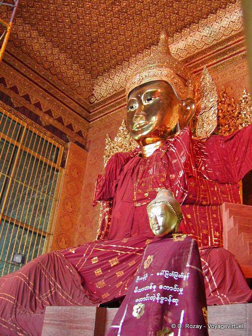 Buddha in abito rosso nella pagoda, all'angolo della vecchia Yay gyár Tawya e Tar Shay St., Rangoon - Myanmar (Birmania)