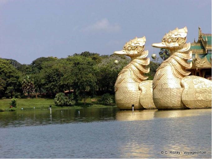 Davanti alla sala Karaweik Kandawgyi Lake, Yangon - Myanmar (Birmania)