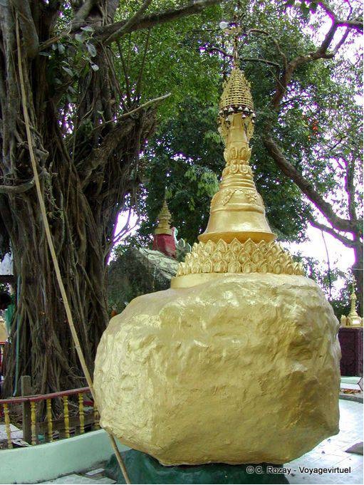 La riproduzione della famosa roccia d'oro, Rangoon - Myanmar (Birmania)