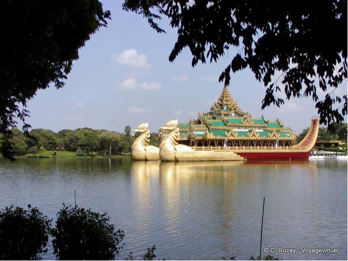 Karaweik replica di birmano chiatta reale su Kandawgyi Lake, Yangon - Myanmar (Birmania)