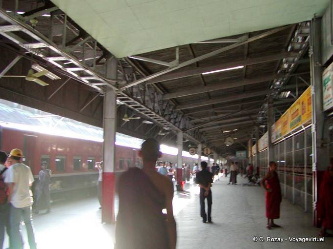 Treno ad Mandalay dalla stazione di Yangon - Myanmar (Birmania)