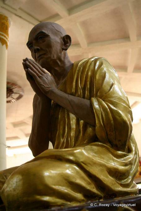 Statua realistica, Kaba Aye Pagoda, Yangon - Myanmar (Birmania)