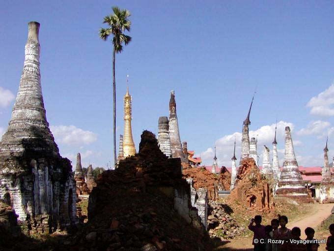 Visitare le rovine accompagnati da bambini, Sagar - Myanmar (Birmania)