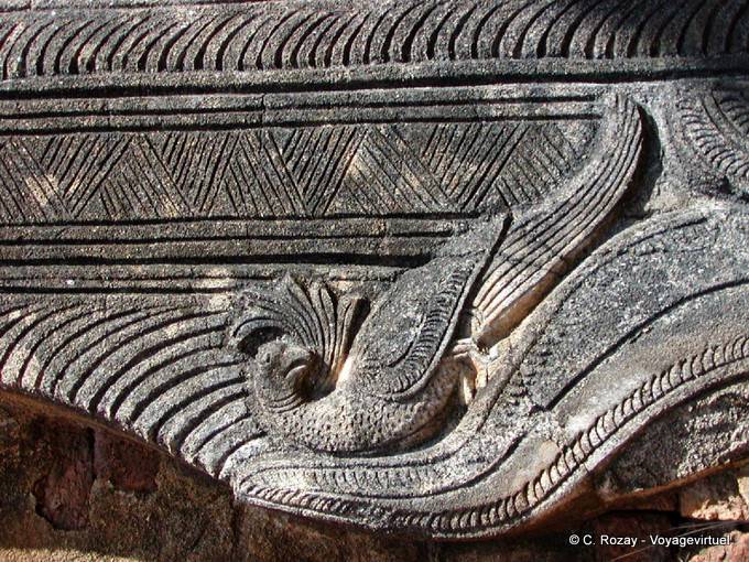 Bassorilievo complesso pavone Takhaung Mwedaw, Sagar - Myanmar (Birmania)