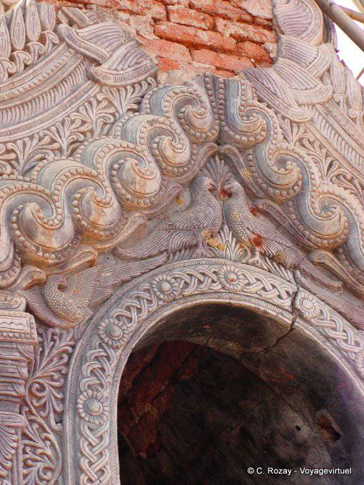 Peacocks, scultura in rilievo a Saga, Takhaung Pagoda - Myanmar (Birmania)