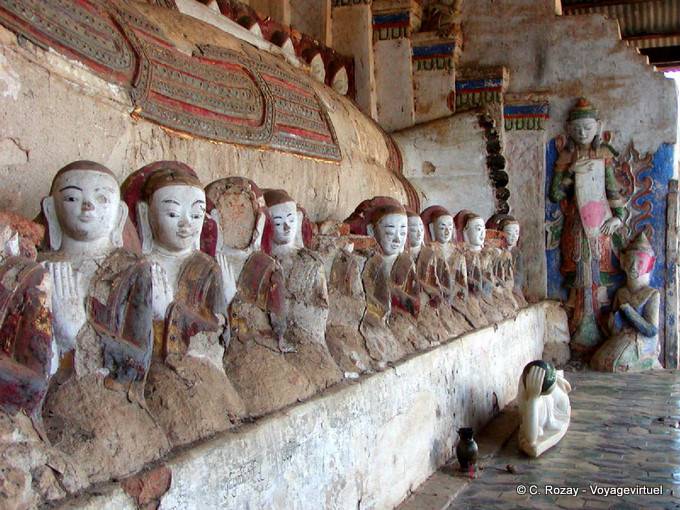Statue di preghiera allineati ai piedi del Buddha reclinato, Pekhon borgata, Sagar - Myanmar (Birmania)