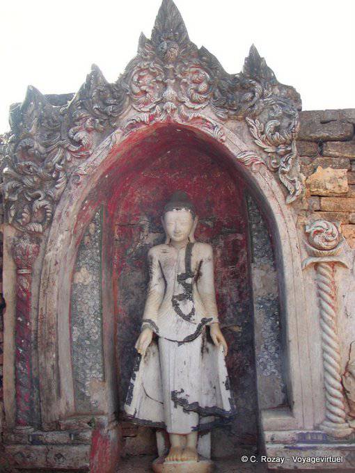 Varada Mudra Buddha in una nicchia colorata, Sagar - Myanmar (Birmania)