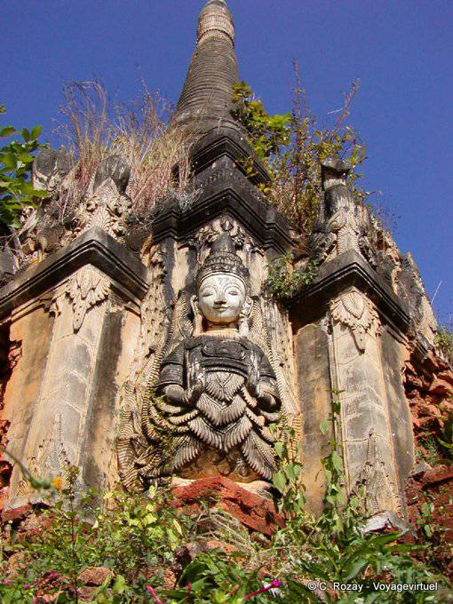 Statua di Buddha Vitarka mudra in un angolo sotto la stupa, Sankar (Sagar) - Myanmar (Birmania)