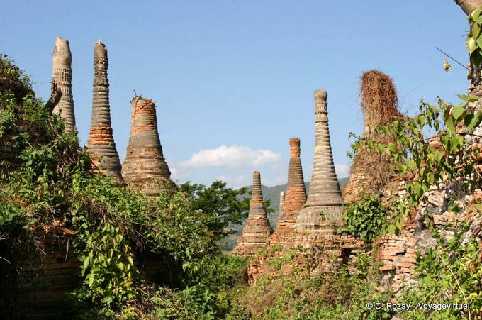 Gruppo Stupa di vegetazione, Sagar - Myanmar (Birmania)