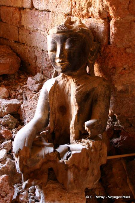 Resti di un legno massello Buddha, rovine di Sankar - Myanmar (Birmania)