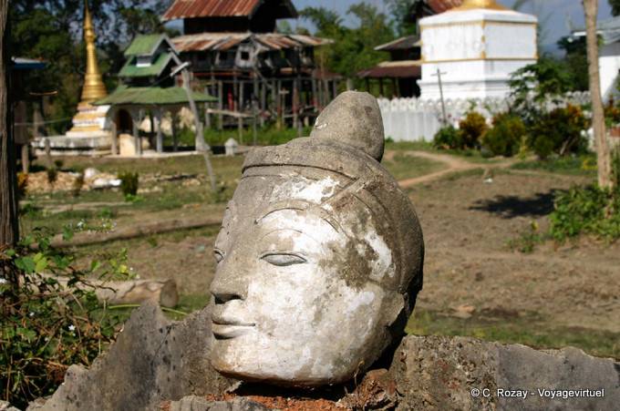 Testa di pietra tagliata, isolata sul sito archeologico di Sankar - Myanmar (Birmania)