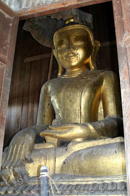Golden Buddha seduto, saltando i gatti monastero Nga Phe Chaung, lago Inle - Myanmar (Birmania)