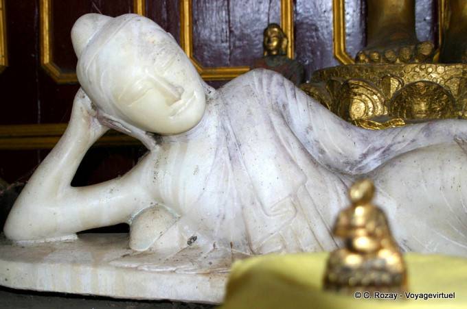 Marmo bianco Buddha reclinato Nga Phe Chaung Monastero, Lago Inle, Sagar - Myanmar (Birmania)