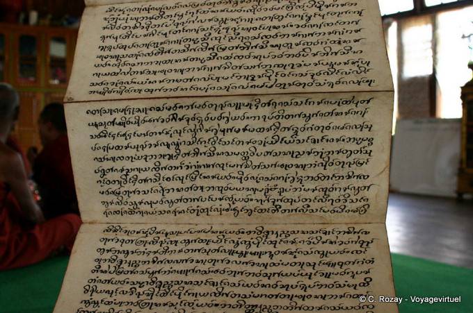 Scroll Sacred Nga Phe Chaung Monastero, Lago Inle, Sagar - Myanmar (Birmania)
