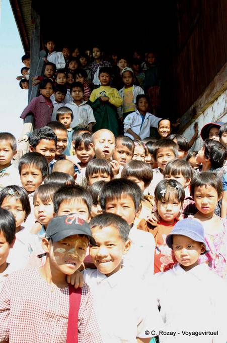 Bambini gruppo fuori dalla scuola, a Pekon Sagar - Myanmar (Birmania)