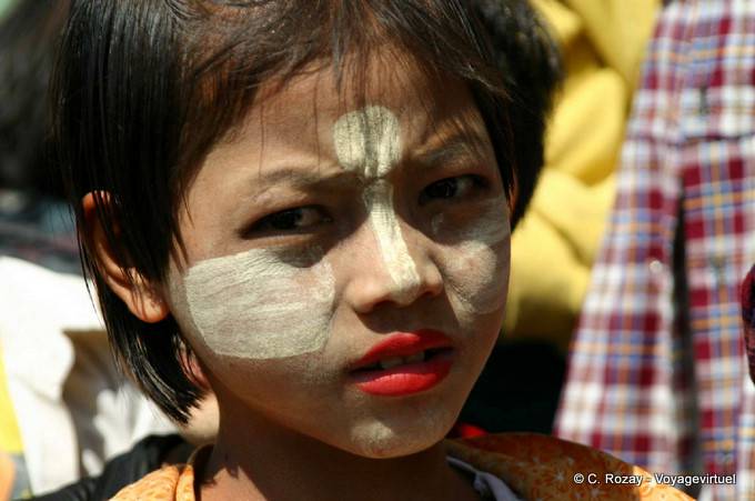 Ragazza viso indossando thanaka, Pekon Sagar - Myanmar (Birmania)