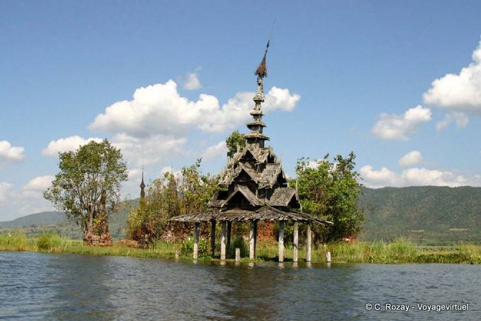 Pagoda di legno immersi in Belu Chaung, Sagar - Myanmar (Birmania)