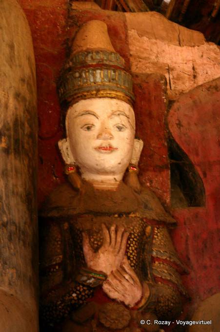 Antichità all'interno di un santuario di Lake Sanka, Sagar - Myanmar (Birmania)