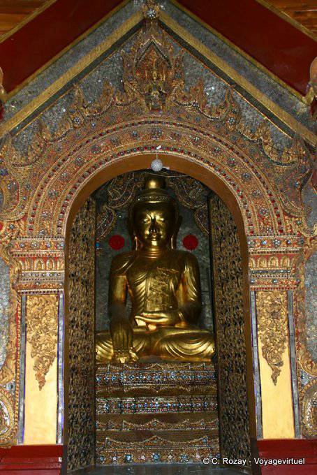 Buddha in una nicchia riccamente decorata, Hpaung Daw U Pagoda, Inle - Myanmar (Birmania)