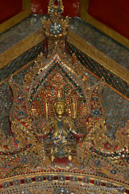 Concentrarsi sulla decorazione in Daw U Pagoda Hpaung, Inle - Myanmar (Birmania)