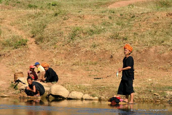 Pa-O fare il bucato nel fiume, Sagar - Myanmar (Birmania)