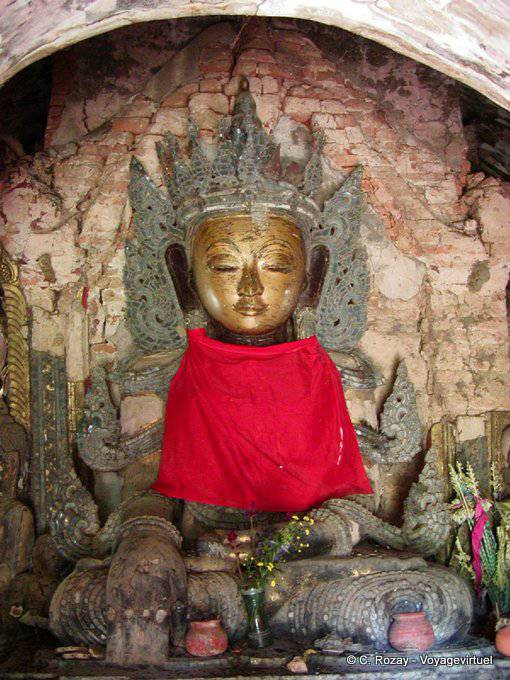 Ancient Buddha nel complesso di Takhaung Mwedaw, Sagar - Myanmar (Birmania)