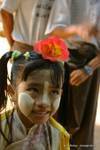 Bambina con un fiore sulla sua testa, Bagan, Birmania.