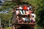 Un camion sovraccarico, di transito, Bagan, Birmania.