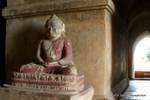 Immagine del Buddha nella posizione del loto nel tempio Dhammayan Gyi, Bagan, Birmania.