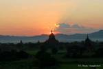 Un tramonto dietro un stupa, Bagan, Birmania.