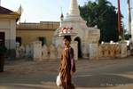 Birmano con vassoio mela sulla sua testa, Bagan, Birmania.