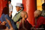 Faccia a faccia novizi, Shwezigon Temple Bagan, Birmania.