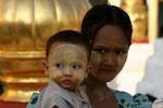 Madre e bambino con volto coperto thanaka, Bagan, Birmania.