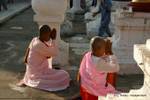 Suore pregano Shwezigon Pagoda, Bagan, Birmania.