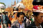 Le offerte portuali, Shwezigon Pagoda, Bagan, Birmania.