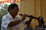 Musicista che soffia il suo strumento, Bagan, Birmania.