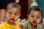 Sguardi di bambini birmani, Bagan, Birmania.