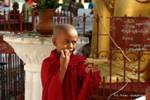 Il piccolo monaco con una pistola, Shwe Zi Gon, Bagan, Birmania.