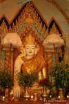 Golden Buddha seduto nella posizione di prendere terra a testimoniare, Bagan, Birmania.