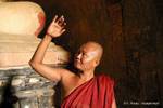 Atteggiamento di monaco buddista Bagan, Birmania.