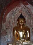 Golden Buddha di fronte a un sollievo, antica Bagan, Birmania.