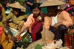 Discussione al mercato Yaeo Ma, lago Inle, Birmania.