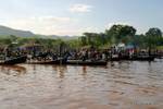 L'inizio del mercato, la folla sulla riva del lago Inle, Birmania.