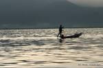 In grigio di sera cade, lago Inle, Birmania.