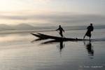 La corsa del lago Inthas di prima mattina, lago Inle, Birmania.