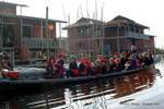Trasporti Pao ragazze in abiti tradizionali, lago Inle, Birmania.