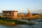 Una fattoria costruita su palafitte nel gruppo etnico Cham, lago Inle, Birmania.