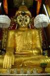 Grande Buddha di legno monastero Shwe Yan Pyay, lago Inle, Birmania.