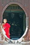 Giovane monaco al cancello del monastero Shwe Yan Pyay, lago Inle, Birmania.