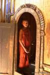 Giovane monaco sulla soglia, il monastero Shwe Yan Pyay, lago Inle, Birmania.